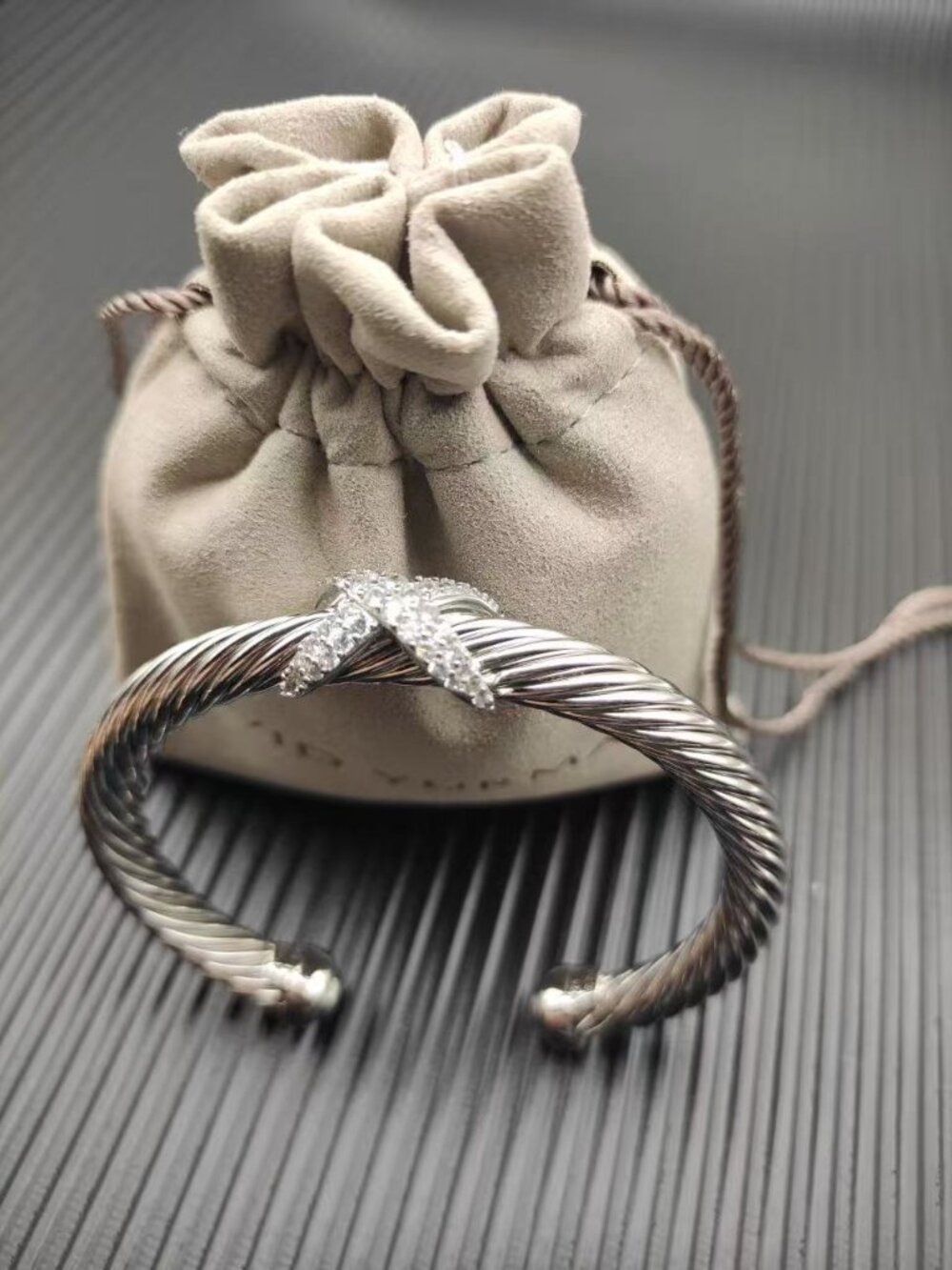 95% NEW David Yurman's bracelet with a cross motif - Picture 3 of 5